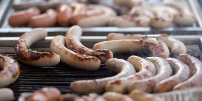 Salbei passt zur Bratwurst, findet man bei Denner. Salbei passt zur Bratwurst, findet man bei Denner.