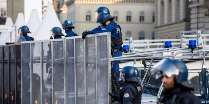 Das Volk will einen stärkeren Kampf gegen links und rechts. Das Volk will einen stärkeren Kampf gegen links und rechts.