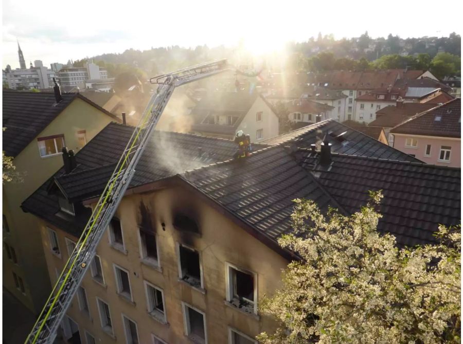 Drei Personen mussten wegen Verdacht auf Rauchvergiftungen ins Spital gebracht werden.