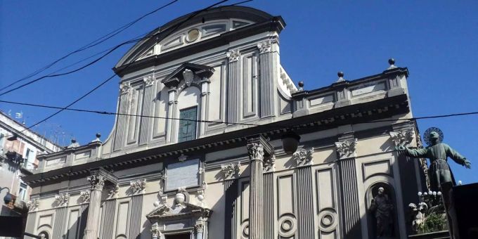 Eine Mauer der San Paolo Maggiore in Napoli ist eingestürzt. Eine Mauer der San Paolo Maggiore in Napoli ist eingestürzt.