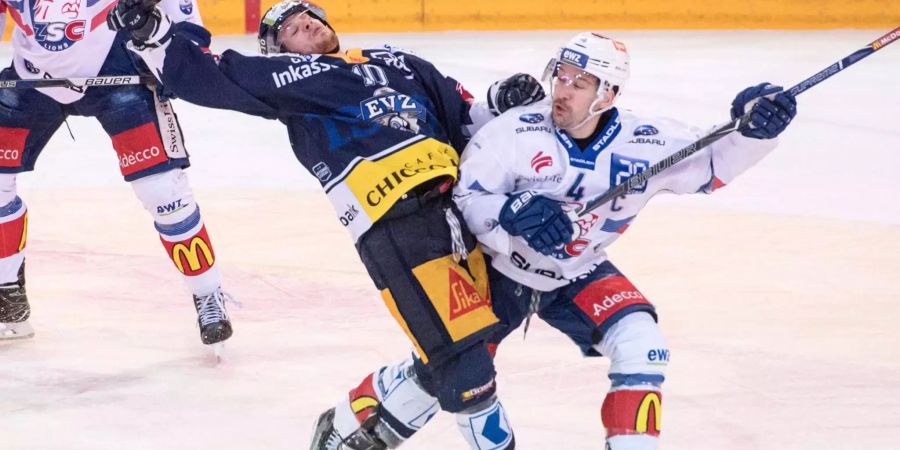 ZSC Spieler Patrick Geering (r) im Duell mitDominic Lammer von Zug.