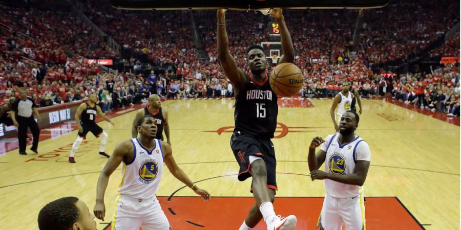 Capela gelingen gegen die Warriors zwölf Punkte.