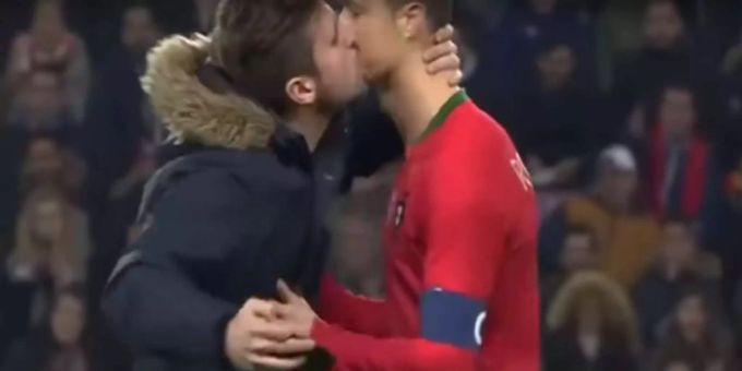 Beinahe erwischt: Im letzten Moment kann Ronaldo ausweichen. Beinahe erwischt: Im letzten Moment kann Ronaldo ausweichen.