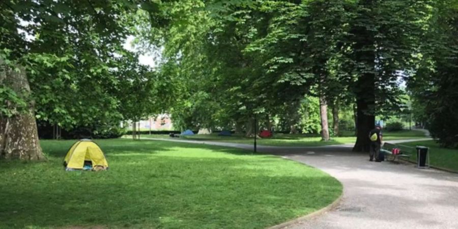 Neben dem Abfallberg und wenigen zurückgebliebenen Zelten sind aktuell noch ein paar Langschläfer auf der Wiese anzutreffen. Die Stadtpolizei Zürich hätte die Besetzung bis heute Sonntag um 15 Uhr geduldet.