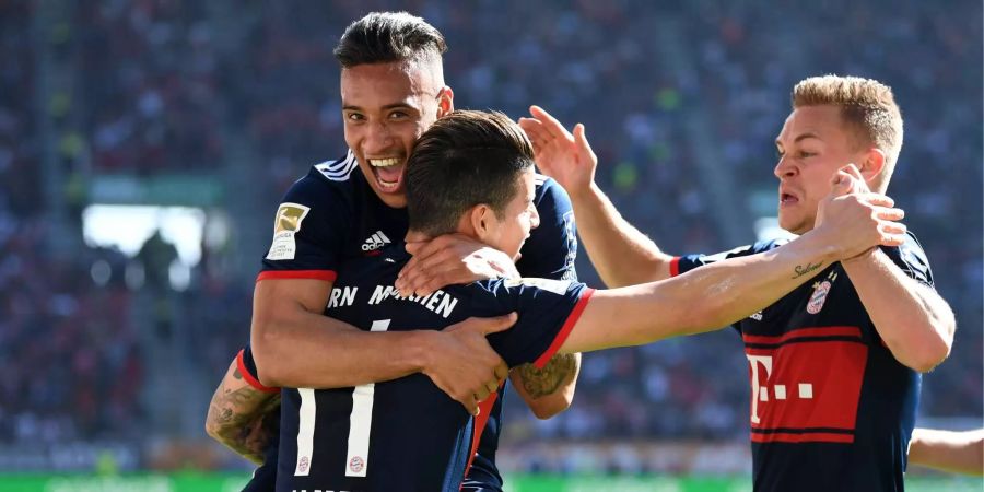 Die Bayern-Spieler Tolisso, James und Kimmich bejubeln den Bayern-Sieg.