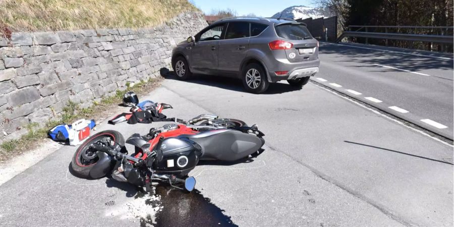 In Schluein GR kam es zu einem Verkehrsunfall zwischen einem Motorrad und einem Personenwagen.