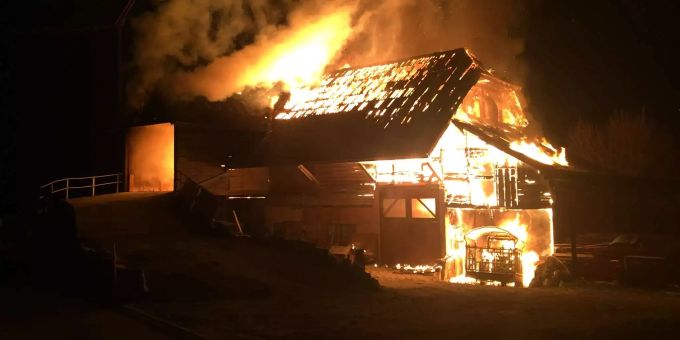 Ein Bauernhof in Düdingen FR brennt komplett ab. Ein Bauernhof in Düdingen FR brennt komplett ab.