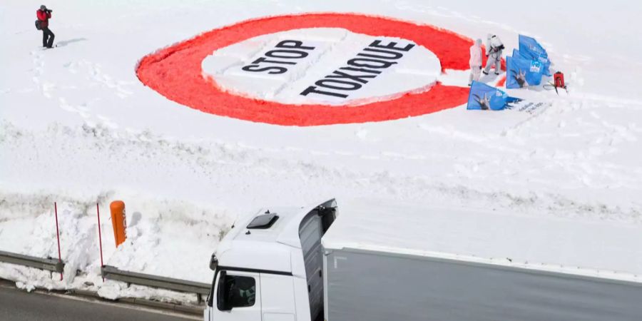 Die Protestaktion «Stop Toxique» der Alpen-Initiative auf dem Simplon.