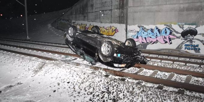 Bei seiner Flucht landete das Auto des Mannes auf den Bahngeleisen. Bei seiner Flucht landete das Auto des Mannes auf den Bahngeleisen.