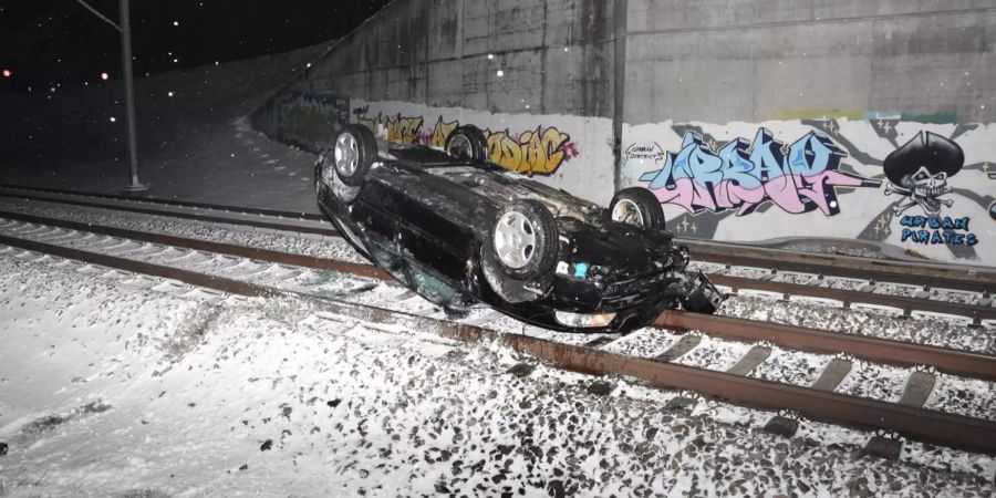 Bei seiner Flucht landete das Auto des Mannes auf den Bahngeleisen.