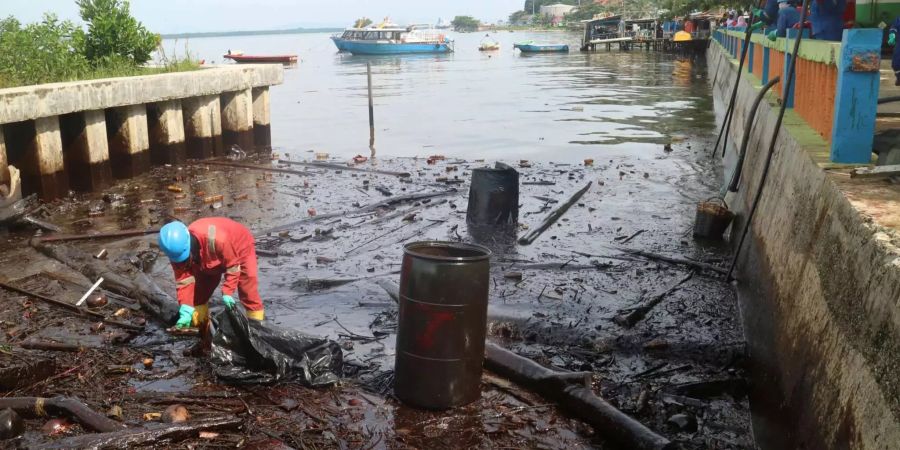 Auf der Borneo wurde wegen des Ölteppichs der Notstand ausgerufen. Bei Bränden starben seit dem Wochenende mindestens fünf Menschen.