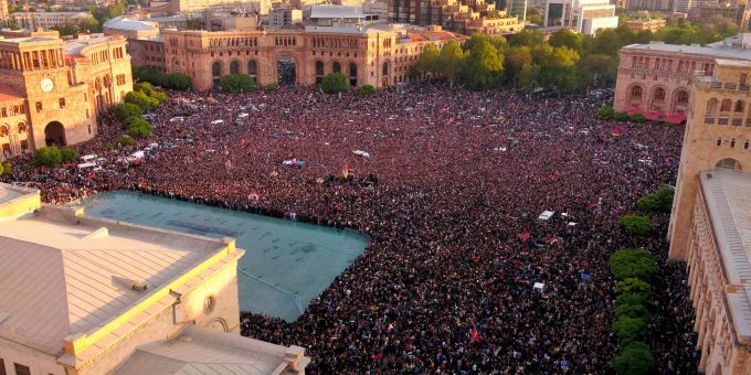 Die armenische Opposition protestiert seit zwei Wochen für einen Machtwechsel. Grund ist auch das Friedensabkommen in der Krisenregion Bergkarabach. Armenien bergkarabach