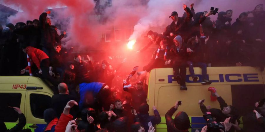 Schon vor dem Spiel kam es in Liverpool zu heiklen Aktionen.