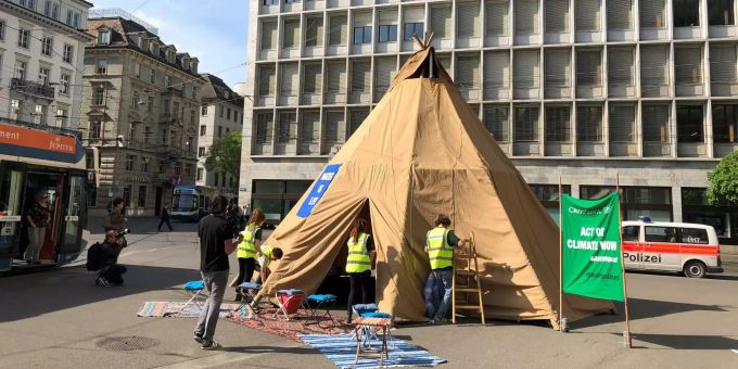 Investitionen in fossile Brennstoffe - Greenpeace attackiert die Grossbanken