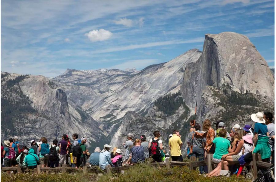 Im Hintergrund ist der 2693 Meter hohe Half Dome zu sehen.