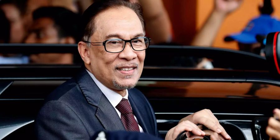 Anwar Ibrahim steigt aus einem Auto.