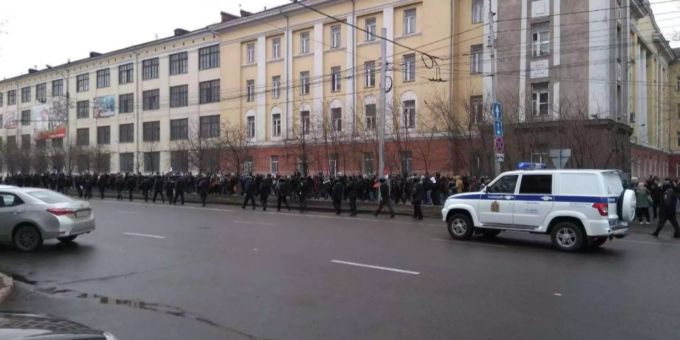 Zwei Tage vor Putins Vereidigung haben in Russland Hunderte Menschen gegen seine Herrschaft demonstriert. Zwei Tage vor Putins Vereidigung haben in Russland Hunderte Menschen gegen seine Herrschaft demonstriert.
