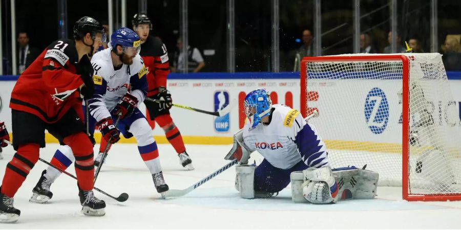 Kanadas Tyson Jost bezwingt den südkoreanischen Goalie.