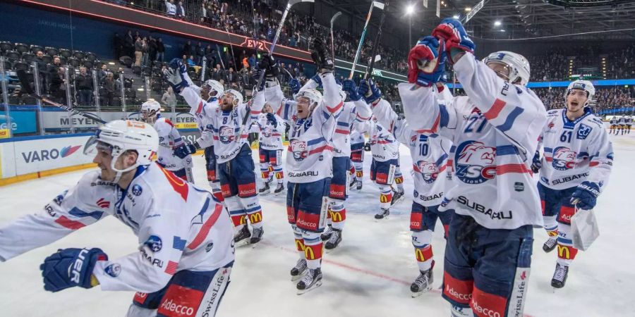 Die ZSC Lions jubeln nach dem Sieg gegen Zug im Playoff-Viertelfinal.