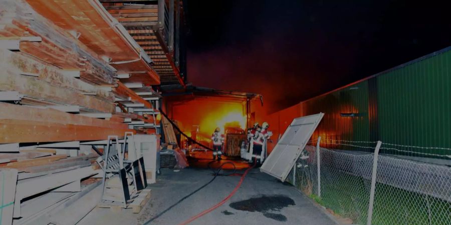Die Nachbargebäude wurden sicherheitshalber evakuiert.