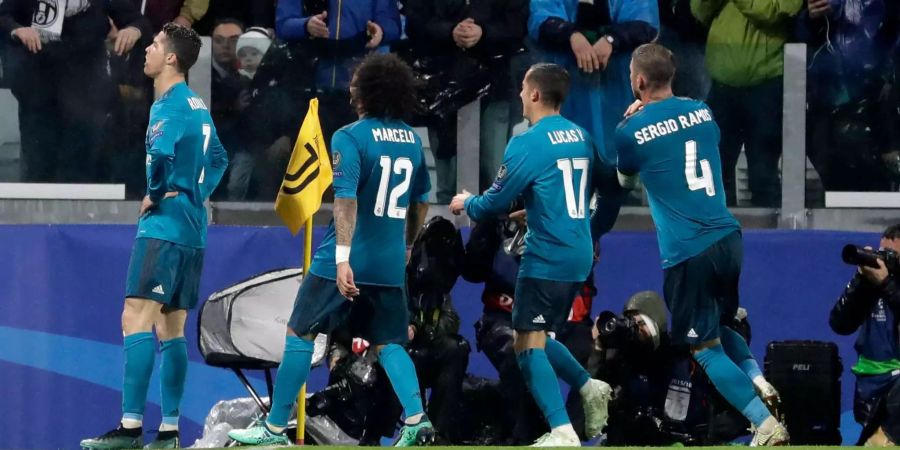 Cristiano Ronaldo lässt sich nach seinem Traumtor feiern.