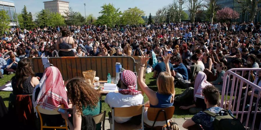 Weiterhin besetzten die Studenten in Frankreich Universitätsgelände.