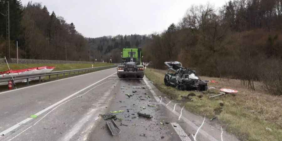 Ein Fahrzeug geriet aus bislang unbekannten Gründen auf die Gegenfahrbahn.