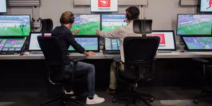 Die Videoentscheide werden in einem Match Center in Moskau gefällt. Die Videoentscheide werden in einem Match Center in Moskau gefällt.
