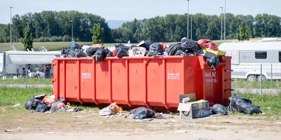 Ein grosser Müllcontainer steht in Wileroltigen für die Bewohner der Wohnwagen mit ausländischen Kennzeichen bereit.