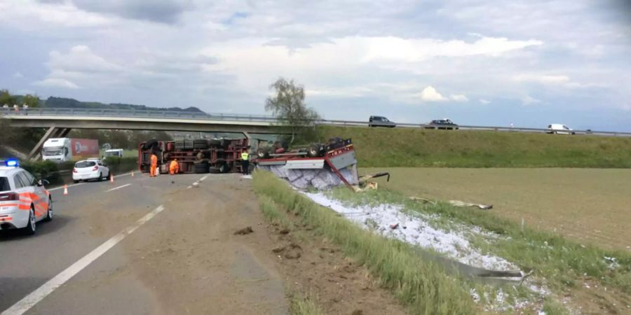 Der Lastwagen kippte zur Seite und versperrte die Fahrbahn.