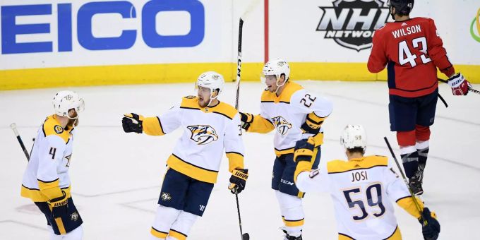 Roman Josi (Nummer 59) bejubelt mit seinen Teamkollegen einen Treffer. Nashville Predators