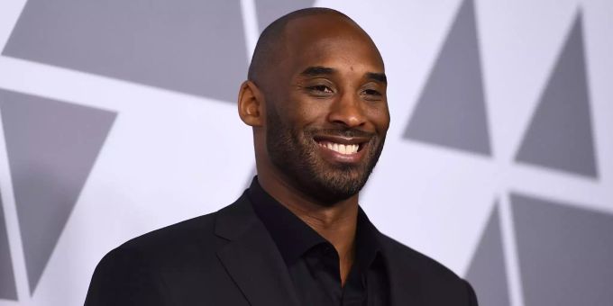 Kobe Bryant strahlt in die Kamera. Kobe Bryant