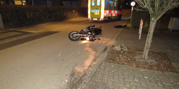 Das Motorrad schlitterte über den Asphalt und prallte schliesslich am Strassenrand gegen Steinbrocken.