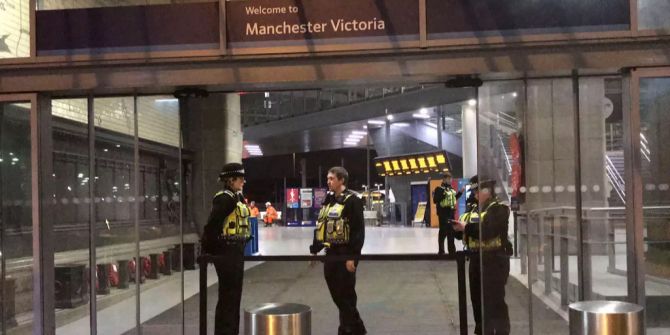 Polizisten beim Bahnhof Victoria in Manchester.