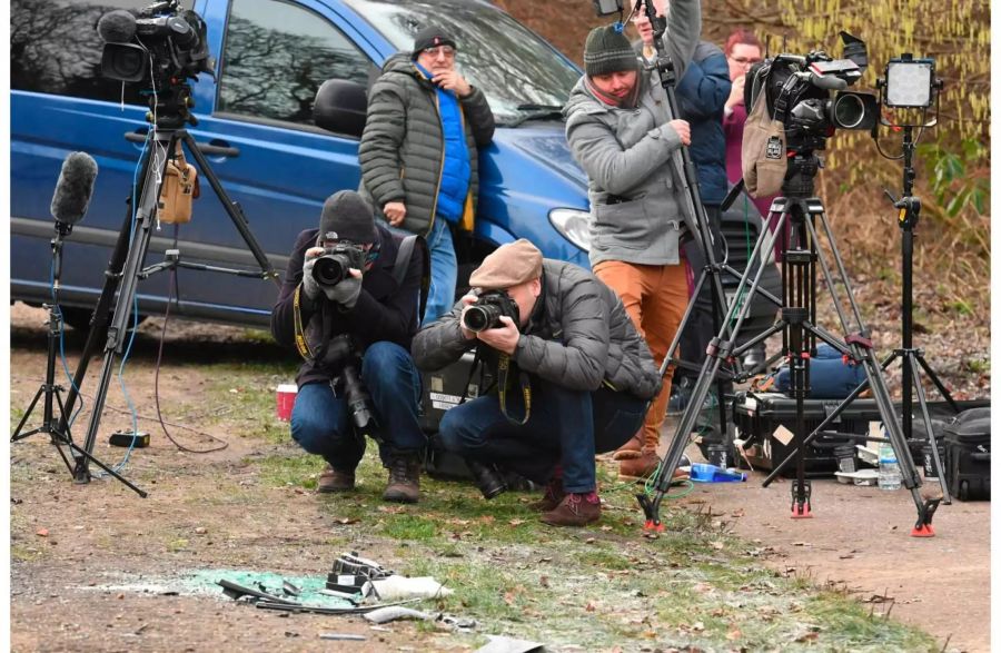 Presse-Fotografen machen Fotos vom Unfallort in Sandringham GB.