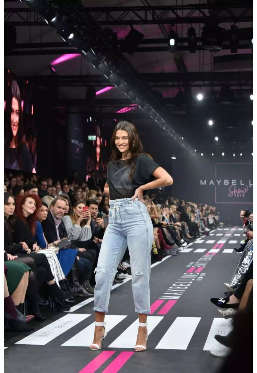 Anelia Janeva lächelt bei der Maybelline Modenschau im Rahmen der Mercedes-Benz Fashion Week in Berlin.