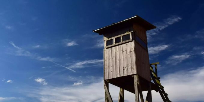 Ein Hochsitz zum Jagen. Ein Hochsitz vor blauem Himmel.