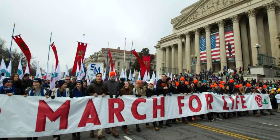 Abtreibungsgegner marschieren