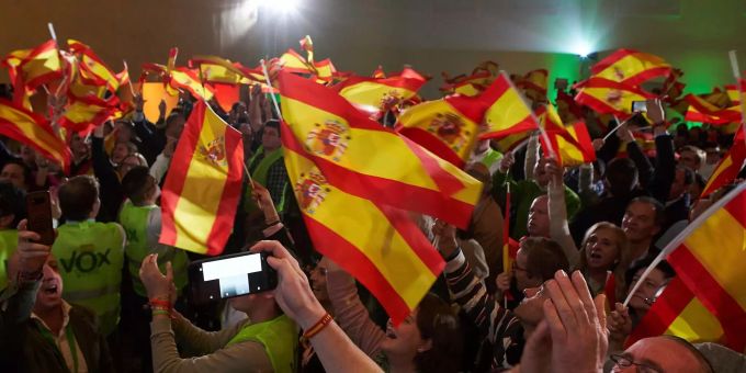 Anhänger der rechtsradikalen Partei Vox feiern das Ergebnis der Regionalwahlen in Andalusien. Anhänger der rechtsradikalen Partei Vox feiern das Ergebnis der Region