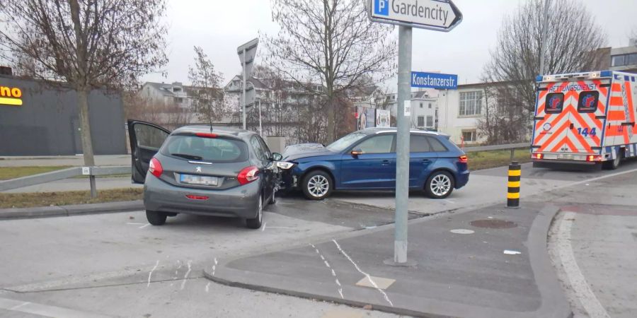 Zwei Personen wurden beim Unfall leicht verletzt
