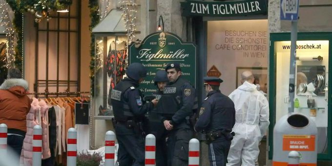Polizisten steht in der nähe des Tatorts. Polizisten steht in der nähe des Tatorts.