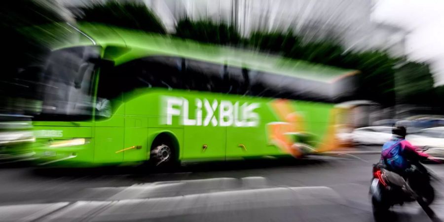 Ein Flixbus ist unterwegs.