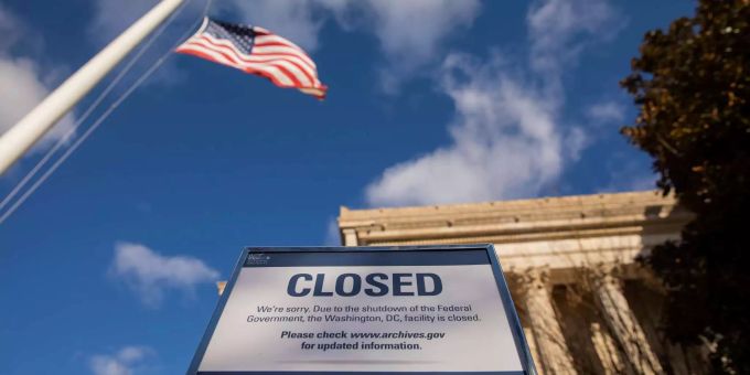 Ein Schild vor den National Archives weist auf den «Shutdown» hin. US government in partial shutdown in Washington