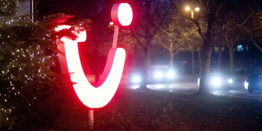 TUI-Logo bei Nacht