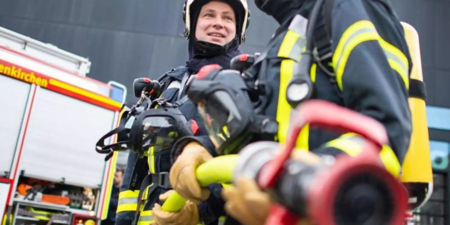 Am ersten bundesweiten «Twittergewitter» von Berufsfeuerwehren sollen zwölf Stunden lang unter «#112live» Berichte von Notfall-Einsätzen über den Kurznachrichtendienst abgesetzt werden. Foto: Guido Kirchner