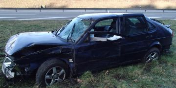 Von Unfall geschädigtes Auto am Straßenrand