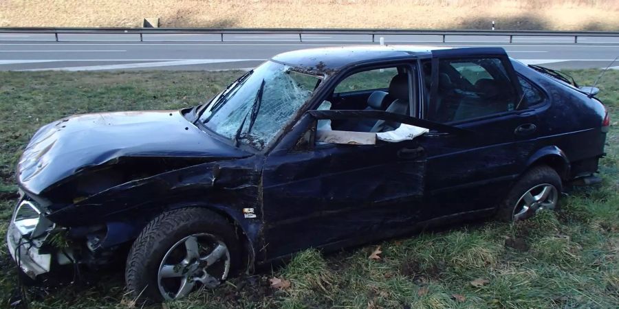 Von Unfall geschädigtes Auto am Straßenrand