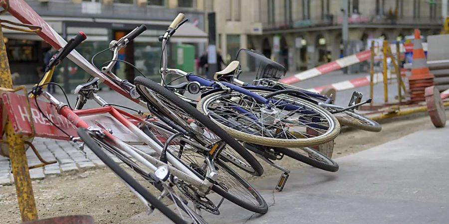 Sturmtief «Uwe» hat in Basel Spuren hinterlassen: Bauabschrankungen und Velos liegen am Boden.