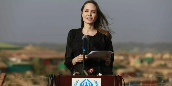Die Hollywood-Schauspielerin Angelina Jolie spricht bei einer Pressekonferenz im Flüchtlingslager Kutupalong. Foto: AP Die Hollywood-Schauspielerin Angelina Jolie spricht bei einer Pressekonferenz im Flüchtlingslager Kutupalong. Foto: AP