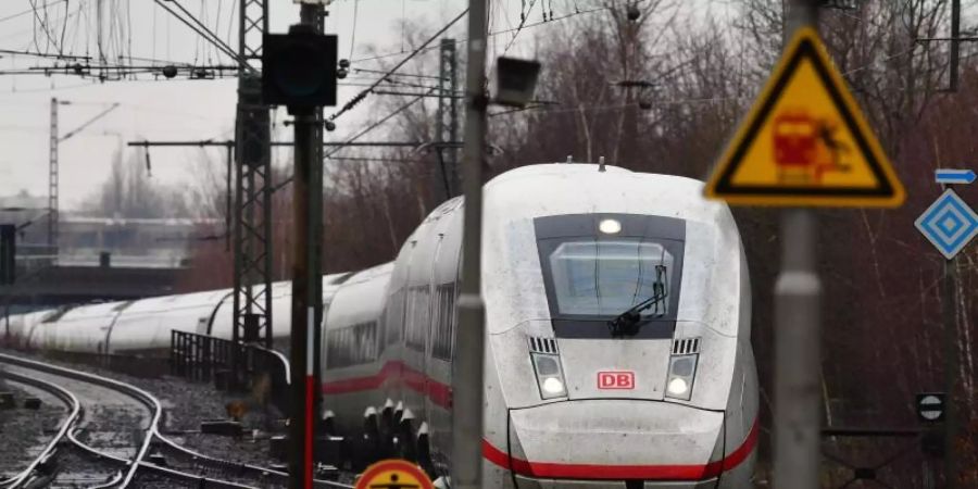 Ein ICE 4 bei der Einfahrt in den Bahnhof Hamburg-Altona: Die Bahn will 15 zusätzliche Züge dieser Bauart anschaffen. Foto: Soeren Stache